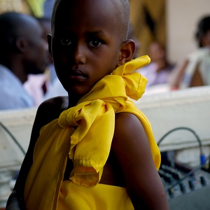 Un enfant vêtu d'une tunique nouée à l'épaule - Rwanda  - collection de photos clin d'oeil, catégorie portraits